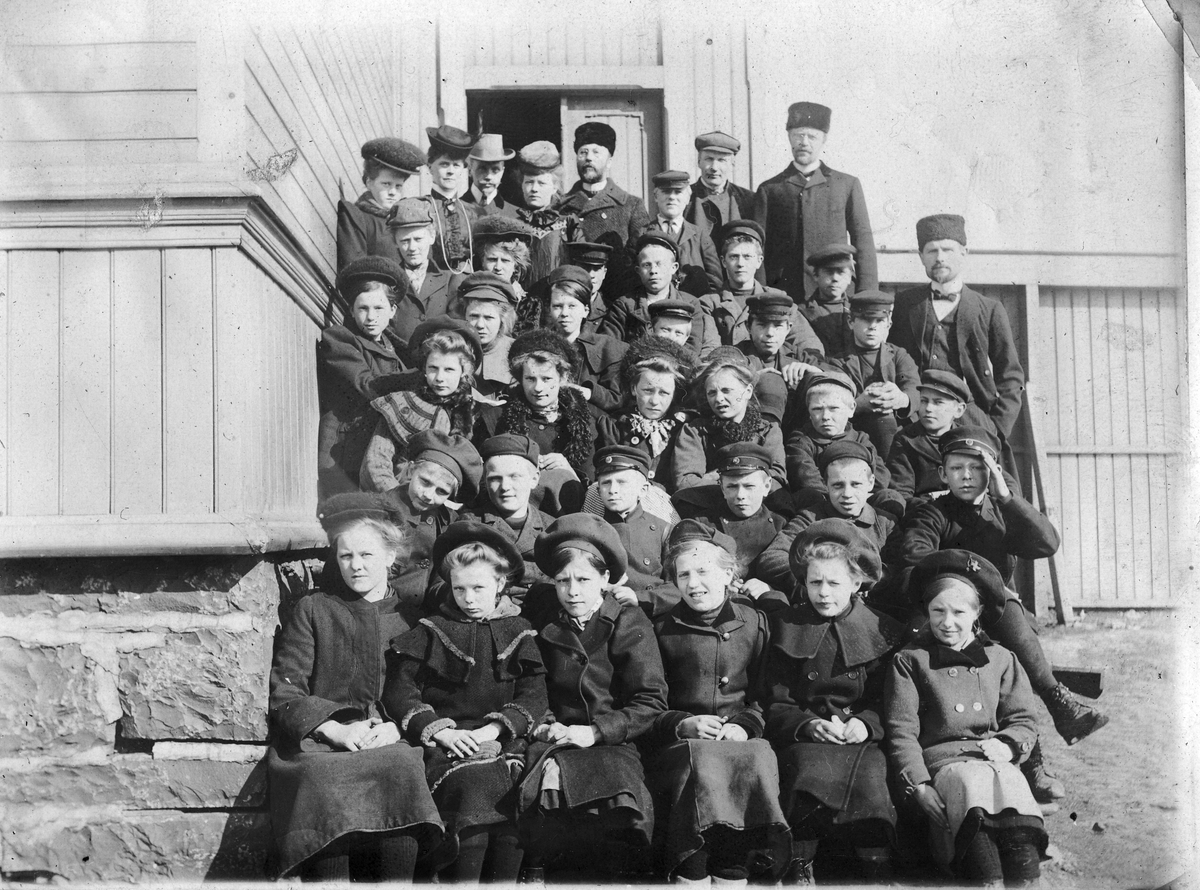 "Vardø folke- og middelskole elever, 1908"