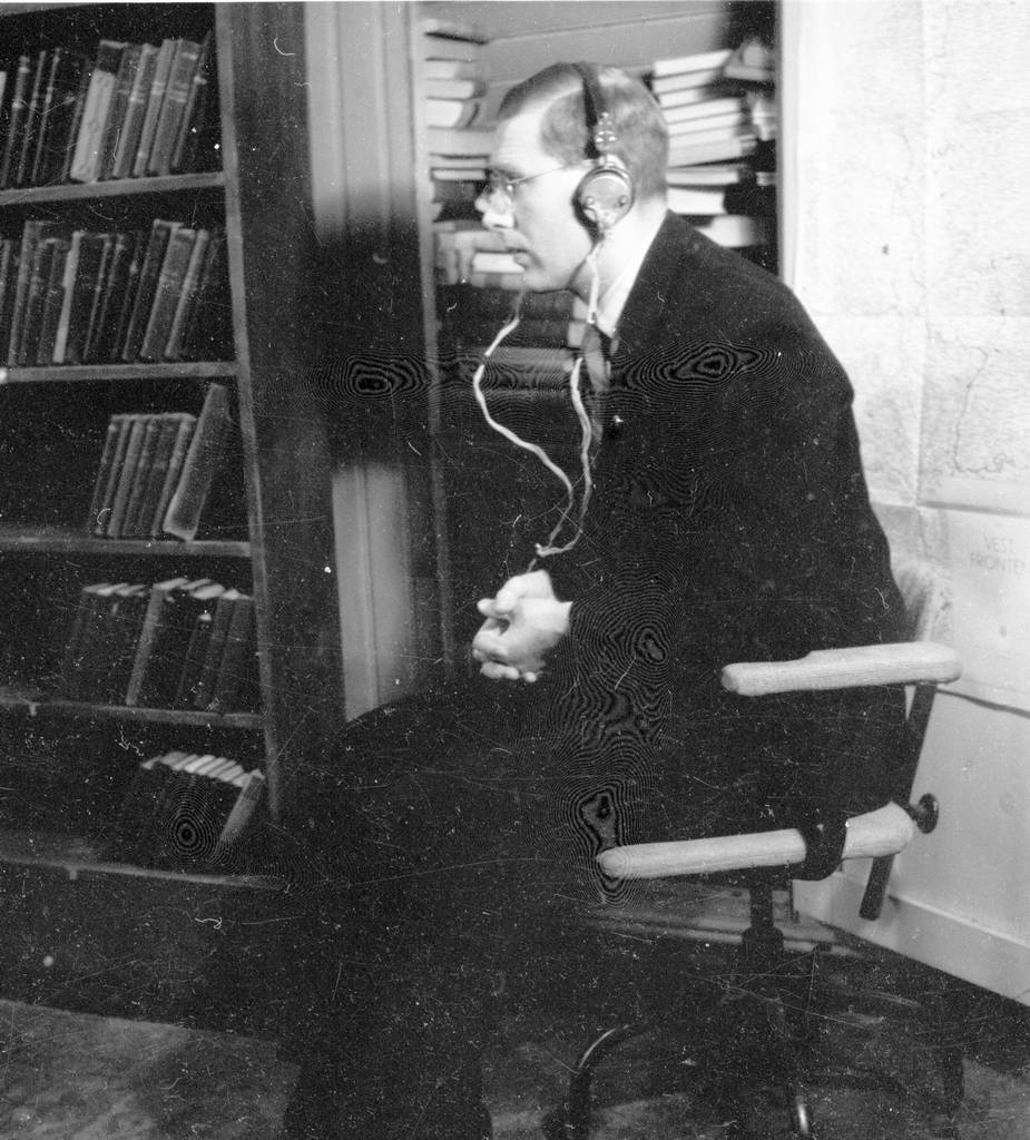 Bibliotekar Oddmund Tønnesen lytter på radio.