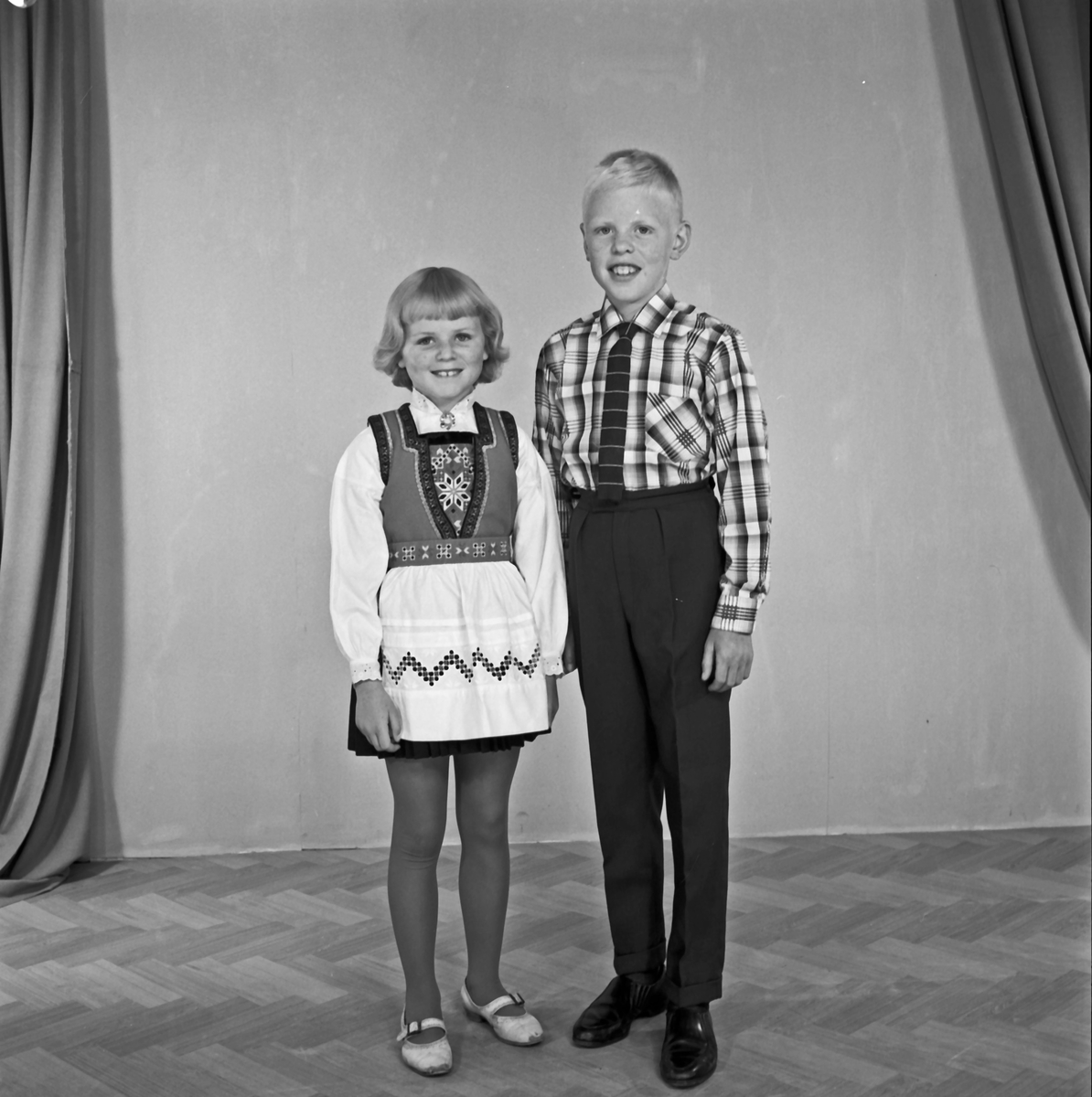 Portrett - jente og gutt - bestiller John Ådnanes