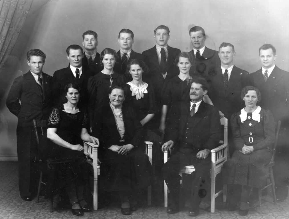 Gruppebilde av familie Dahl ( 9 menn, 6 kvinner )