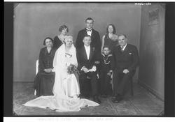 Bryllupsbilde ( brudepar + 6 personer rundt )