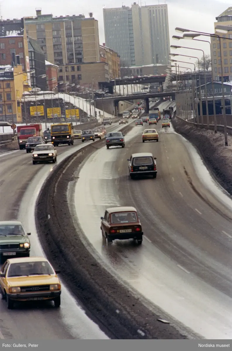 Stockholm. Biltrafik på Söderleden, Skatteskrapan i bakgrunden.
