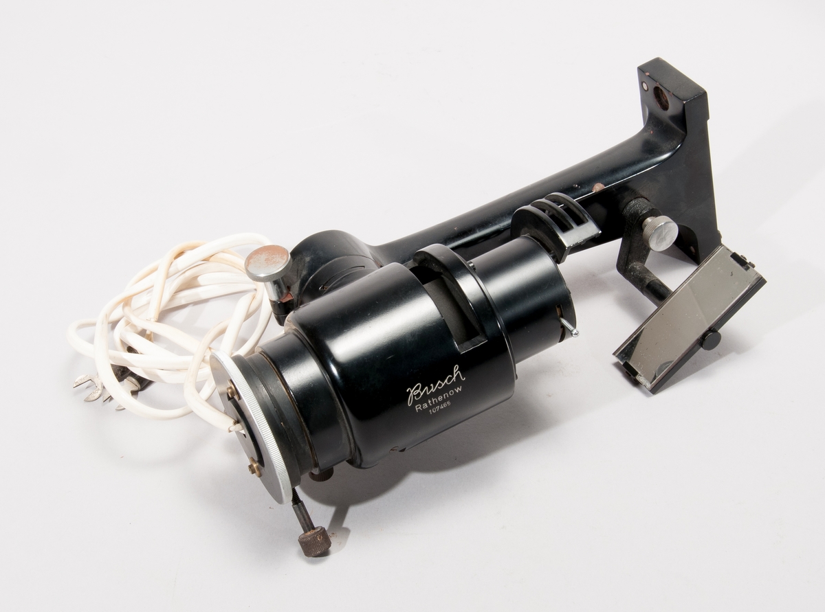 Tillbehör till ljusmikroskop: lampa med bländare och spegel, på arm.
Märkt "KTH 300249Q"
Tillverkningsnr 107465/107898