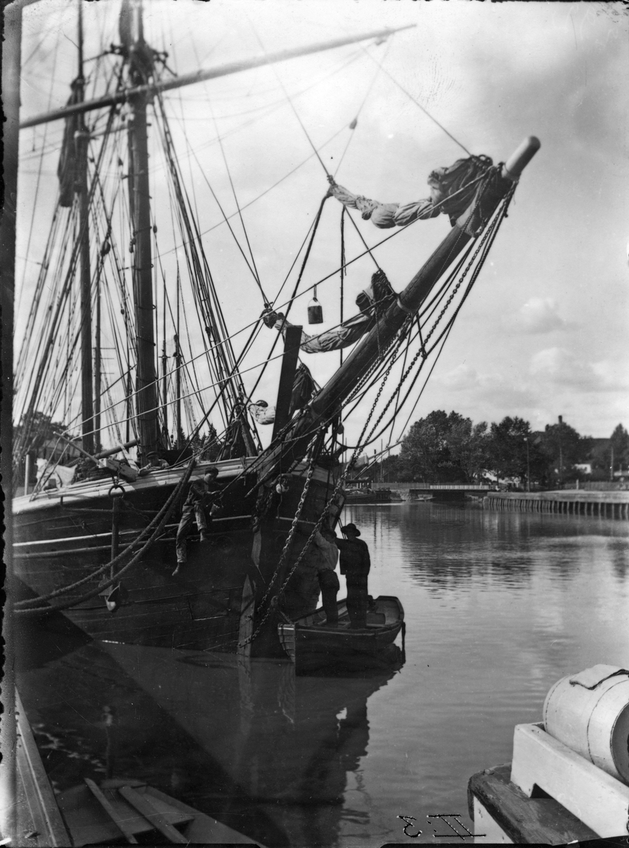 En seglare utrustas i övre hamnen. Omkring 1910.