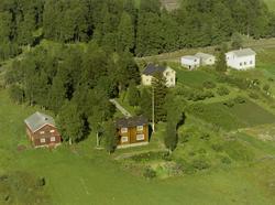 Privatbolig Svare, Østre Gausdal. Stor, brunbeiset hovedhus 