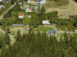 Tettbebyggelse. Mange eneboliger.  Kulturlandskap.