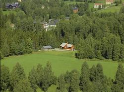 Follebu, rødt hus foran, Granheim og Kornhaug bak