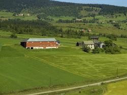 Nordlunde. Gårdsbruk. Hvit to-etasj. bygning, stor rød drift