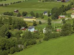 Kulturlandskap. Langt, gult en-etasjes hus. Forsamlingslokal