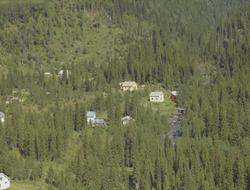 Flere bolighus, skog, bekk og bru, Svatsum, Vestre Gausdal.