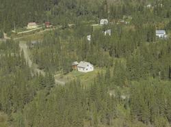 Sletten, hvitt bolighus, bak: Veines, gult bolighus med hvit