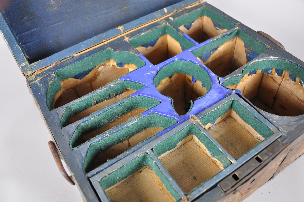 Skrin av tre innfelt med pels, med jernbeslag. Skrinet er seksjonert og innfelt med tøy på innsiden. Skrinet har to hengslede hanker på sidene. Jernbeslaget er rustent, og pelsen på skinnet har falt av på storparten av skrinet. 

Fremstår som i middels god stand.