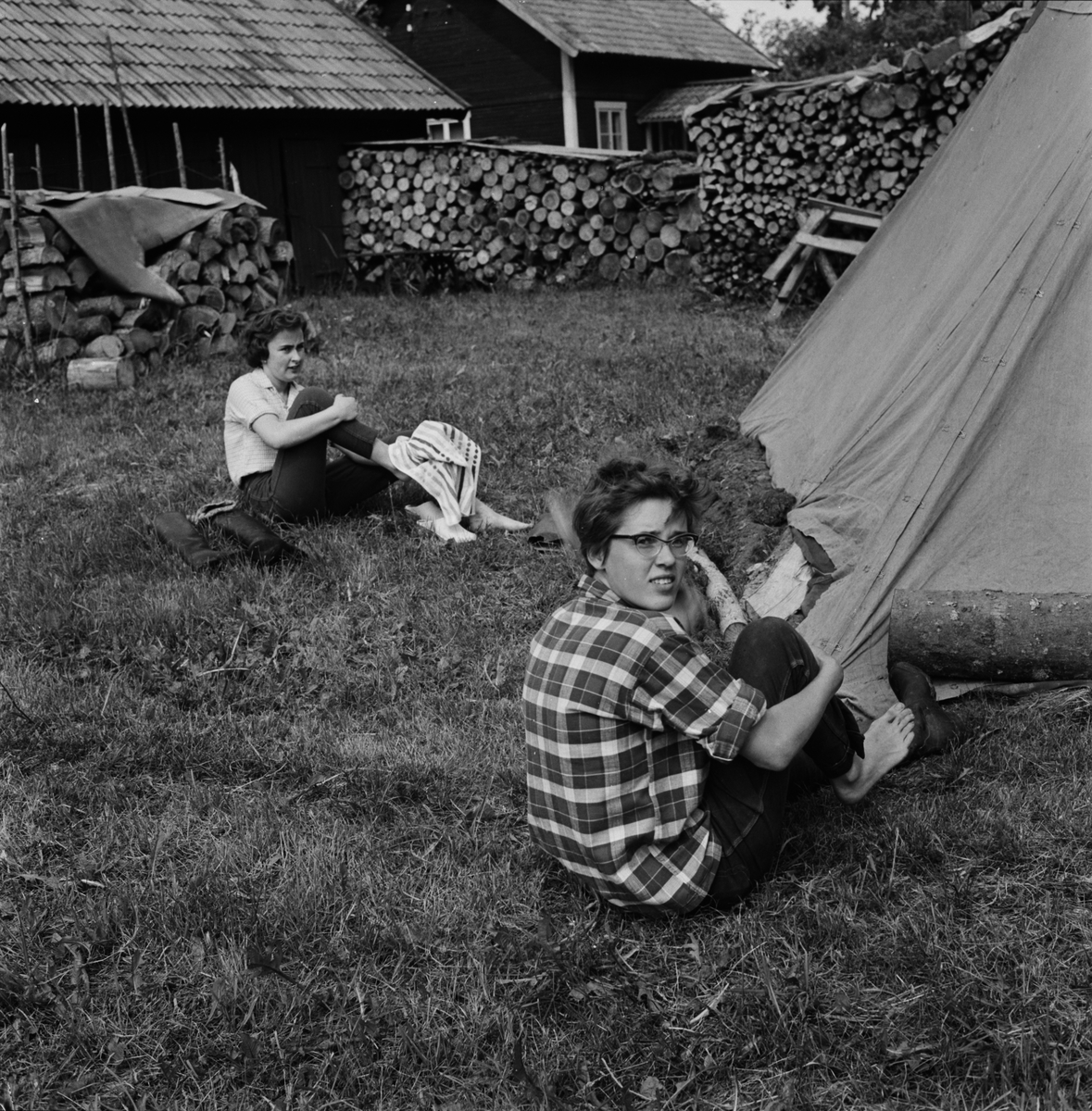 Sommaränge gård - "flickor i tältläger lär sig vårda djur", Viksta socken, Uppland 1960