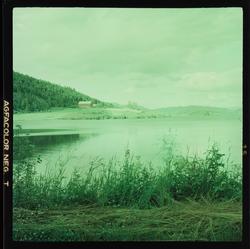 Hammervatnet i Åsen sett fra vegen mot Frosta, med gården Få