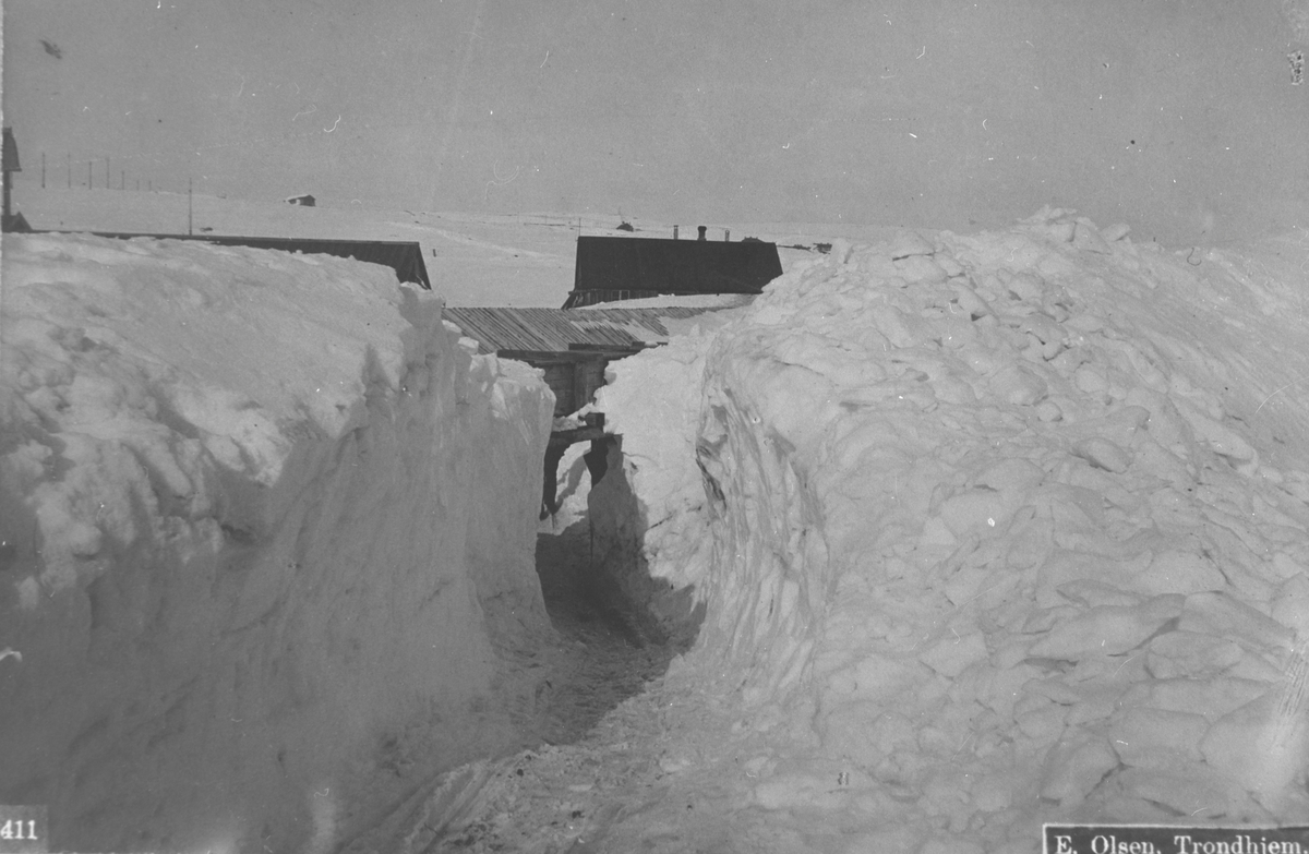 Snøvinter på Røros. Store snømengder rundt gruvebebyggelsen på Kongens gruve. Gangtuneller gravd i snøen