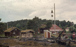 Bjørneremstua til venstre, kaka til høyre.