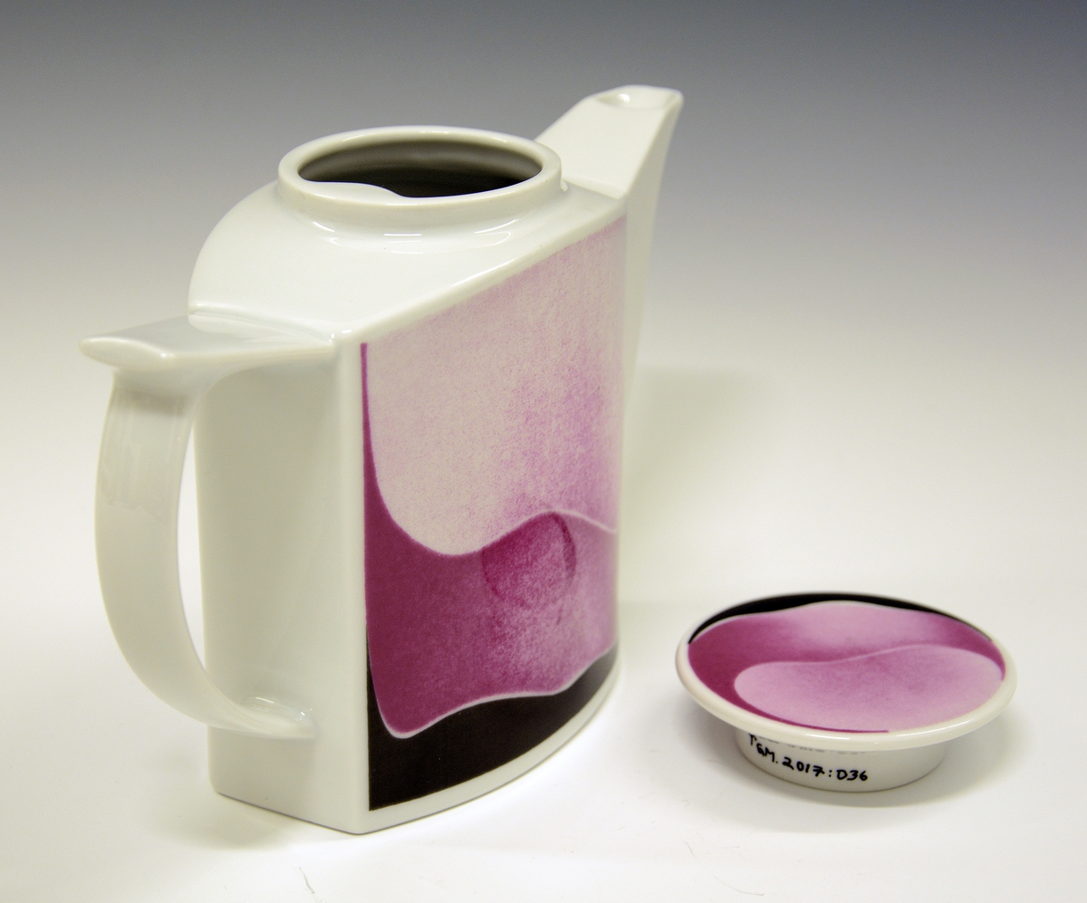 Kaffekanne med lokk, av porselen. Hvit glasur. Lys rosa, mørsk rosa og sort non-figurativ trykkdekor.
Design: Leif Helge Enger.
Modell: Formel