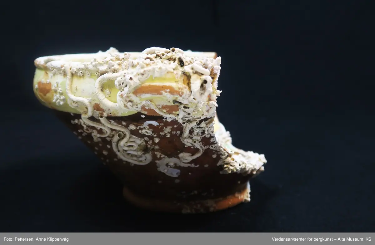 Rester av rur, mest på yttersiden av skålen. Del av en skål, med rester etter glasering.