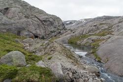 Anleggsti til Vetledalen. Bru over elva.