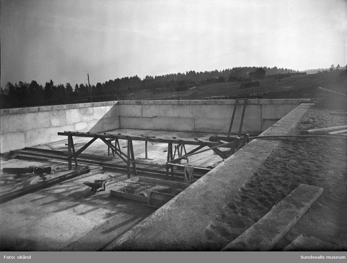 Bilderna visar arbetet med den tredje bassängen (filtret) vid Sidsjöns vattenverk. Året 1891 står inpräntat i kanten mitt i bild. Med sina 555 kvadratmeter blev den betydligt större än de två tidigare.