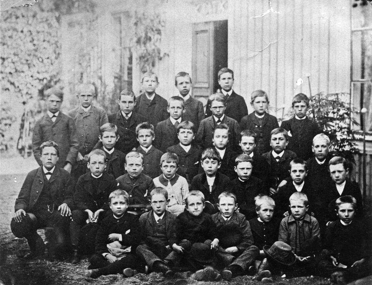 Skolklass, 1889-90 med bl.a. P. Råberg.
En skolklass med enbart pojkar samlade utanför skolhuset.