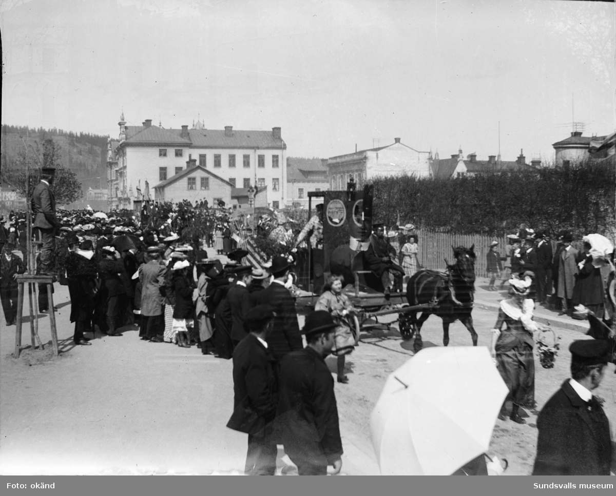 Barnens Dag-kortege efter Skolhusallén. Okänt datum. Det första Barnens Dag i Sundsvall firades den 1/6 1905. Negativen är skadade.