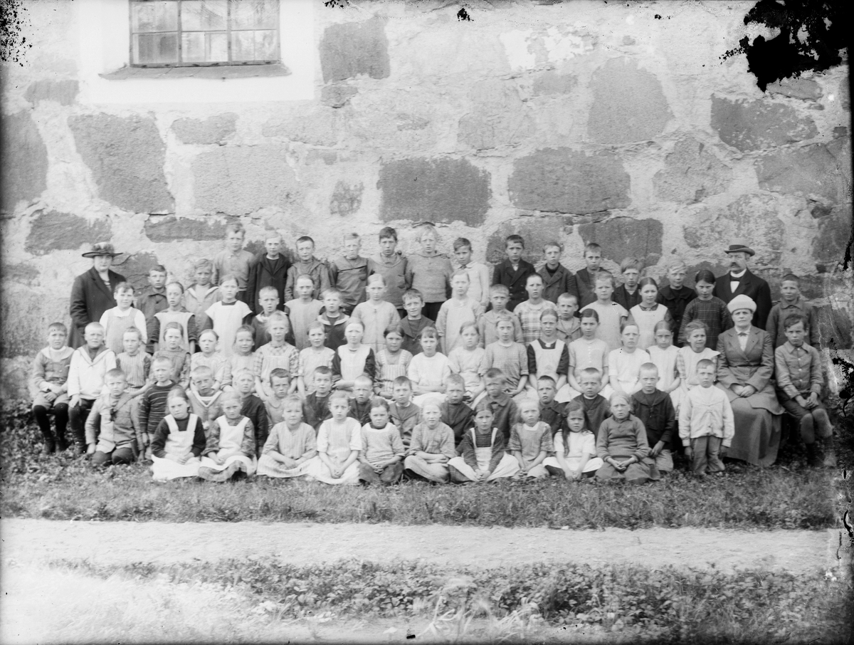 Skolklass från Reuterskiöldska Skolan, Hökhuvuds kyrka, Uppland