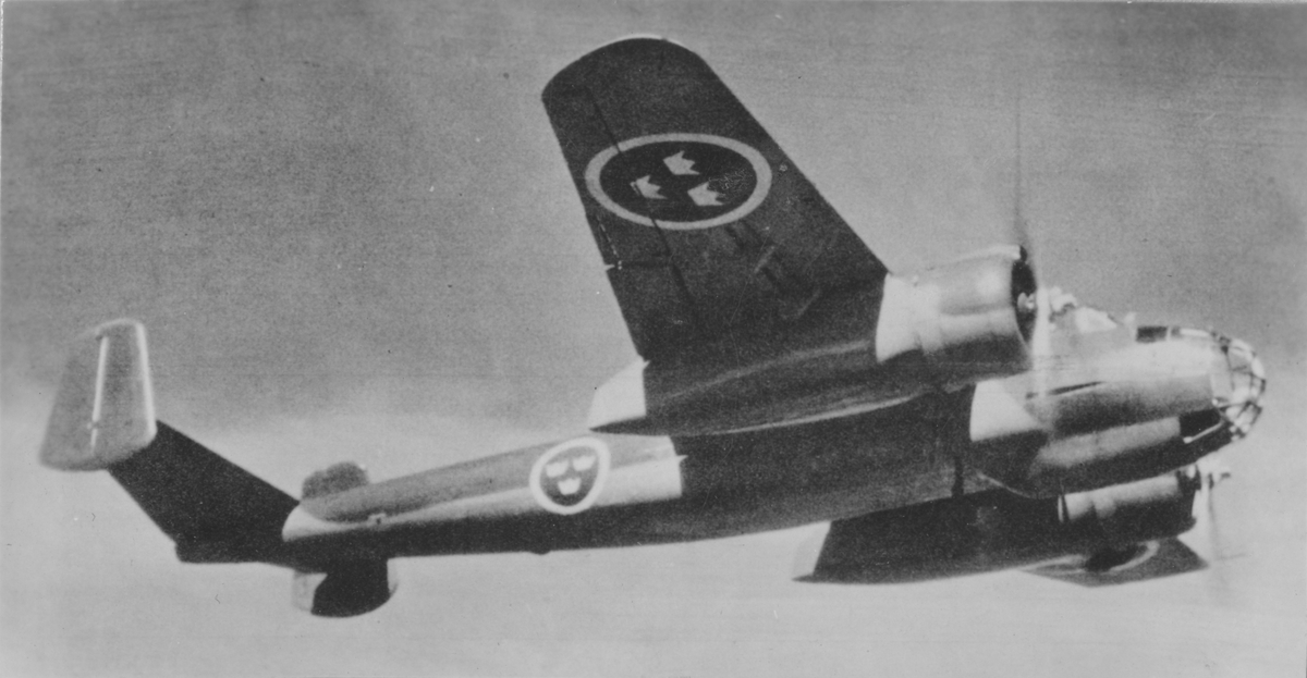 Flygplan Saab B 18 i luften. Vy snett nedifrån.