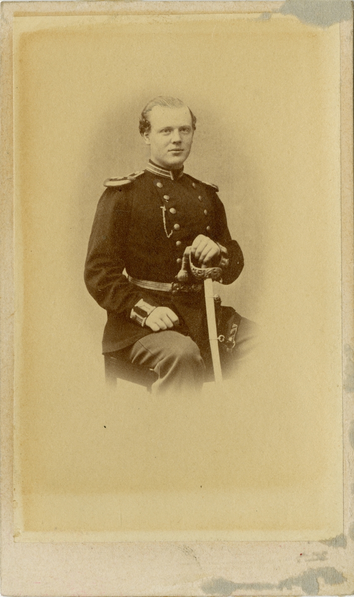 Porträtt av Claes Magnus Emil Vougt, underlöjtnant vid Hälsinge regemente I 14.