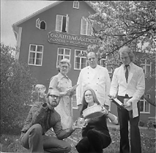 Familjen Madsen utanför Grännagården Hotell & Restaurang 1972. Bakre raden fr v: Lilian Madsen, Lauritz Madsen och Christer Madsen. Främre rad f v: Axel Madsen och May-Gritt Madsen.