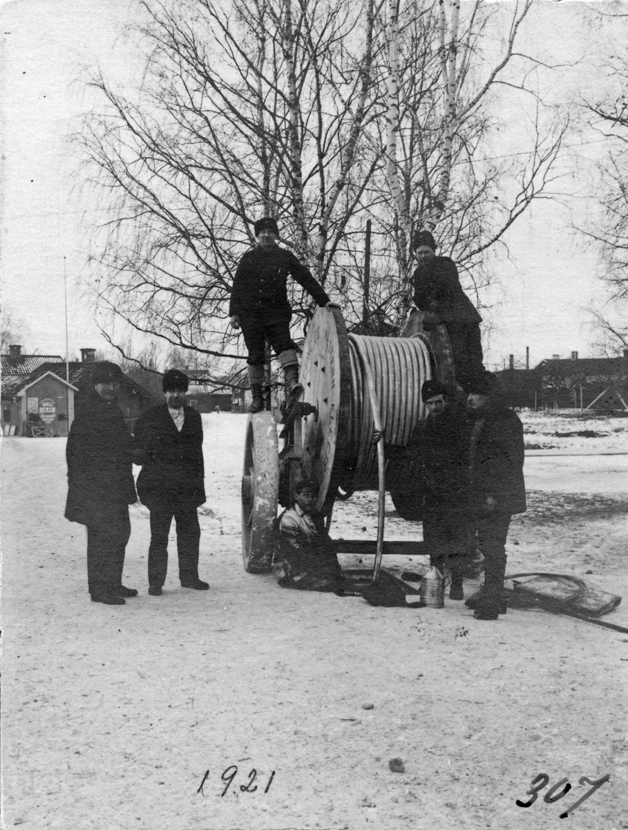 Rikskabeln dras genom Köping, 1921.