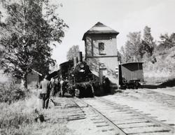 Damplokomotiv 18c nr. 245 ved vanntårnet på Krøderen stasjon