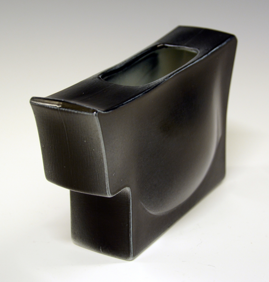 Vase i porselen. Rektangulær form med liten åpning.
Kunstner: Leif Helge Enger.