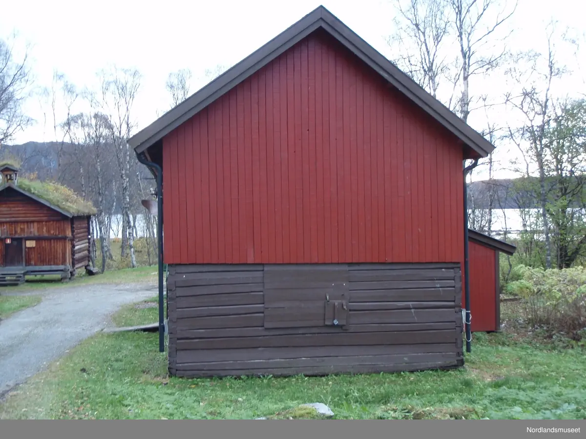 Fjøset står for enden av Bygdetunet, og har en sentral plassering i forhold til Klyngetunet. Bygget er malt i Rødt, brunt og kvitt. Bygget har to etasjer, grunnflaten pluss et høyloft. I grunnetasjen er det en laftet del, mens resten av bygget er reisverk med utvendig bordlkedning. På baksiden av bygget er det et mindre vindu i den laftede delen av bygget. I front av bygget, er det ei enkel fjøsdør som kan åpnes utenfra, og som da blir hoveddøra i Bygget. Det er også en tofags borkledd fjøsport, som bare kan åpnes innvendig. Bygget har en tofags låvedør inn til høyloftet i front. men det er ingen lovebru. 

I dag brukes fjøset som en driftsbygning for redskaper og maskinellt utstyr til drift av museets uteareal. På baksiden av bygget ble det omkring 2008 bygget et tilstøtende skur, som brukes til småverktøy og lager for planker og annet trevirke.