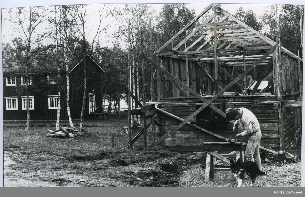 Fjøset står for enden av Bygdetunet, og har en sentral plassering i forhold til Klyngetunet. Bygget er malt i Rødt, brunt og kvitt. Bygget har to etasjer, grunnflaten pluss et høyloft. I grunnetasjen er det en laftet del, mens resten av bygget er reisverk med utvendig bordlkedning. På baksiden av bygget er det et mindre vindu i den laftede delen av bygget. I front av bygget, er det ei enkel fjøsdør som kan åpnes utenfra, og som da blir hoveddøra i Bygget. Det er også en tofags borkledd fjøsport, som bare kan åpnes innvendig. Bygget har en tofags låvedør inn til høyloftet i front. men det er ingen lovebru. 

I dag brukes fjøset som en driftsbygning for redskaper og maskinellt utstyr til drift av museets uteareal. På baksiden av bygget ble det omkring 2008 bygget et tilstøtende skur, som brukes til småverktøy og lager for planker og annet trevirke.