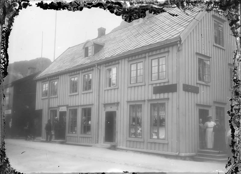 Sjøgata 15.Døra til venstre er Mikal Johnsens forretning (f.1856-d.1894).Han var far til H.R.Barth,som overtok forretningen i 1922.Fotografert av Gjertin Svartvassmo.Mosjøen.