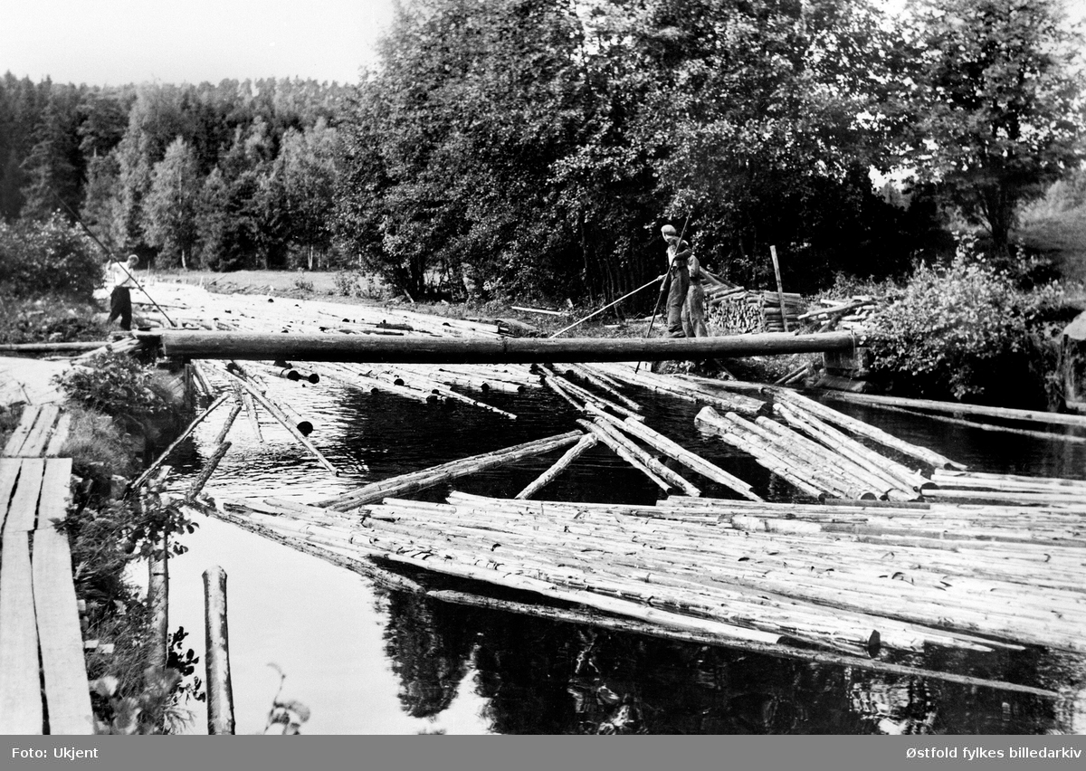 Otteidkanalen i Marker, fløtningarbeid i østre kanal, 1930-40-åra.