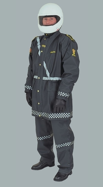 Regnbukse med seler og vide bukseben med innknepping nederst og refleksbånd i knehøyde. Regnjakke refleksbånd, refleksbandolær, gullforgylte knapper med riksvåpen og politimerking etter 1997-reglemntet