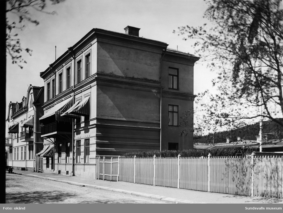 Vita Bandets lokal på Norra Tjärngatan 4. Där bedrevs mellan 1928 till 1971 husmoders- och barnsköterskeutbildningar och ett spädbarnshem samt lekskoleverksamhet (Kindergarten).