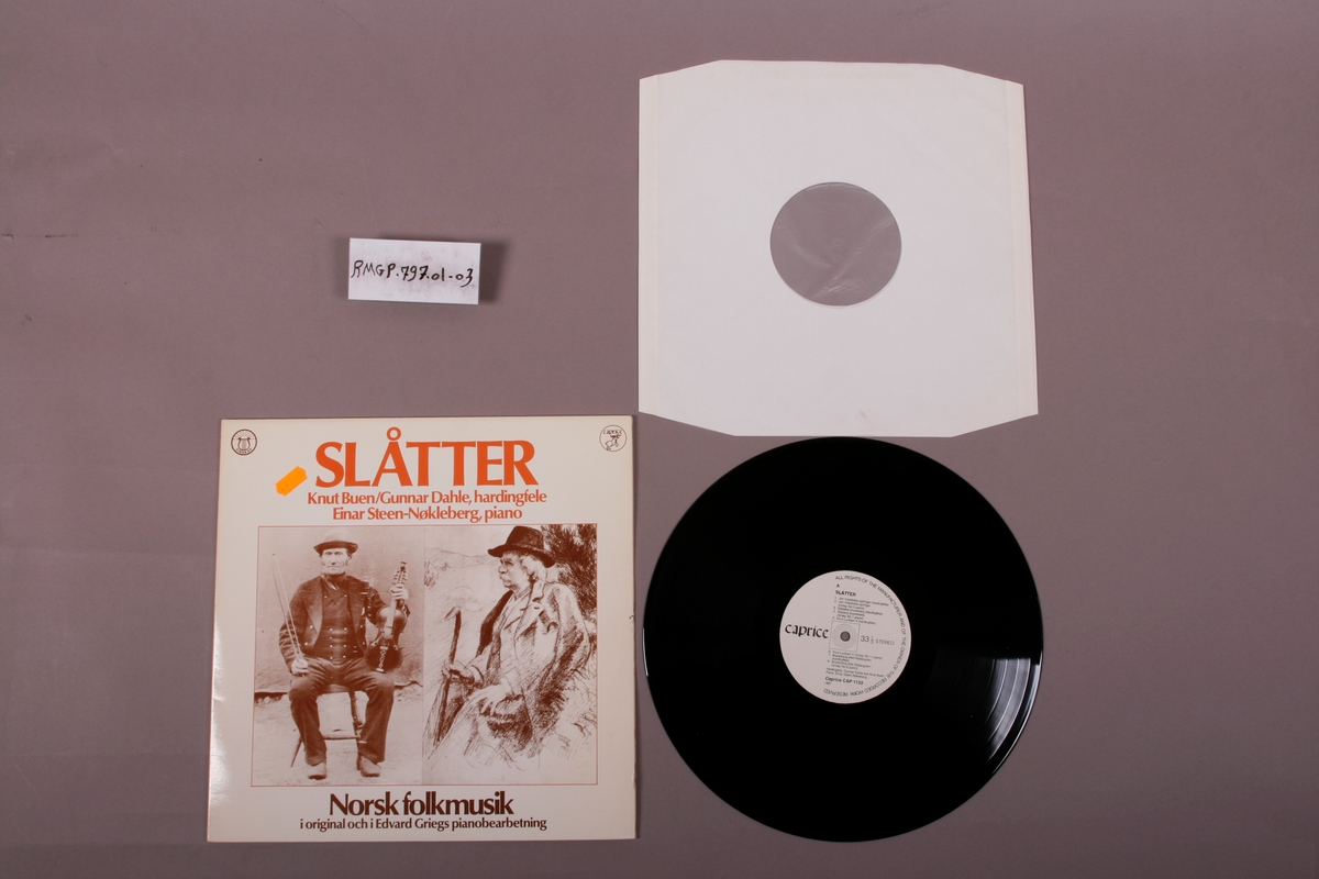 Grammofonplate i svart vinyl og dobbelt plateomslag i papp. Omslaget har totalt seks sider med tekst og bilder. Plata ligger i en papirlomme.