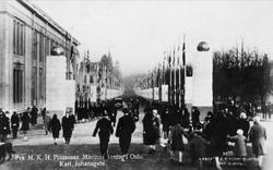 Fra H.K.H. Prinsesse Märthas inntog i Oslo. Karl Johansgate.