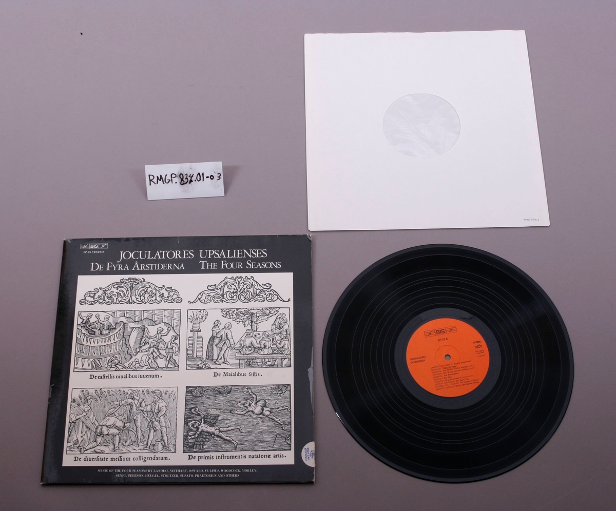 Grammofonplate i svart vinyl og dobbelt plateomslag i papp. I omslaget er det festet et hefte med informasjon. Plata ligger i en papirlomme.