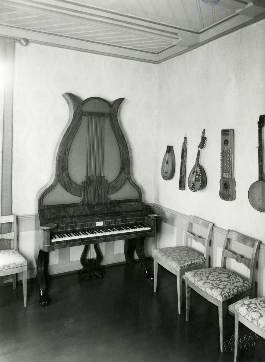 Bilde av det tidligere strengeinstrumentrommet i 2. etasje (Victoria og Christian Anker Bachkes soverom). Sentralt i rommet står det et lyrepiano, signert Schleip, Berlin 1830–1840.