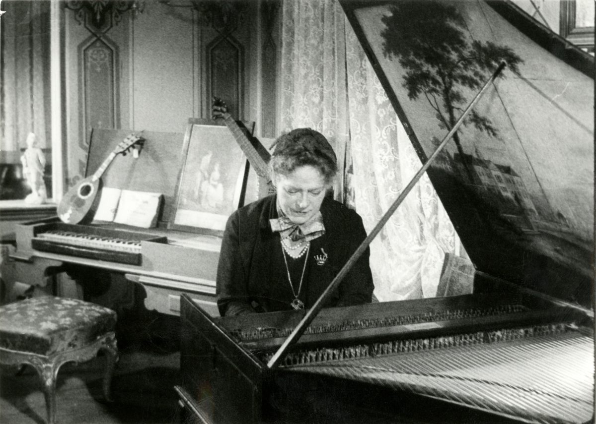 Victoria Bachke ved den franske cembaloen i Mozartsalen.