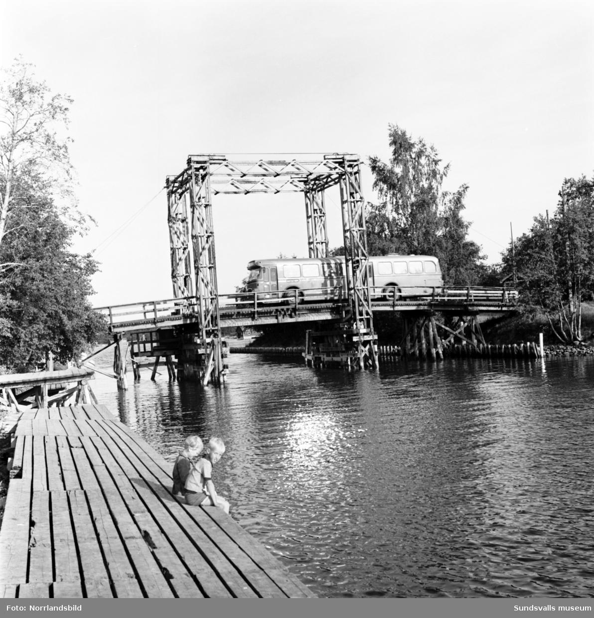 En grupp bilder från Tynderösundet. På första bilden passerar en buss den gamla bron mellan Tynderö och Åstön, två barn sitter på en brygga i förgrunden. Sjöbodar, midsommarstång och fiskebåtar.