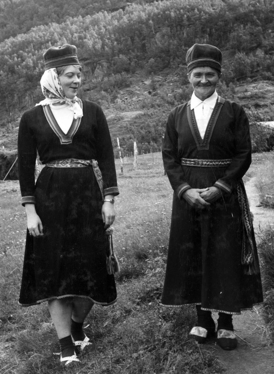 Kaia Knutsen i sør-samisk kvinnedrakt, her sammen med Lina Homme. Tysfjord 1964.