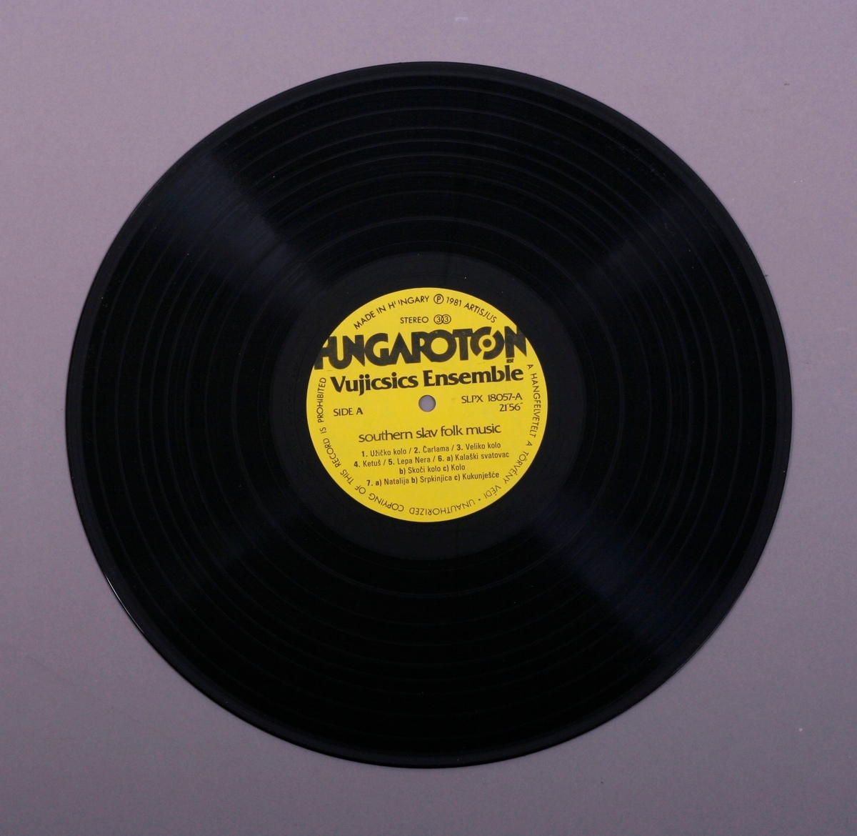 Grammofonplate i svart vinyl og dobbelt plateomslag i papp. Plata ligger i en papirlomme med plastfôr.