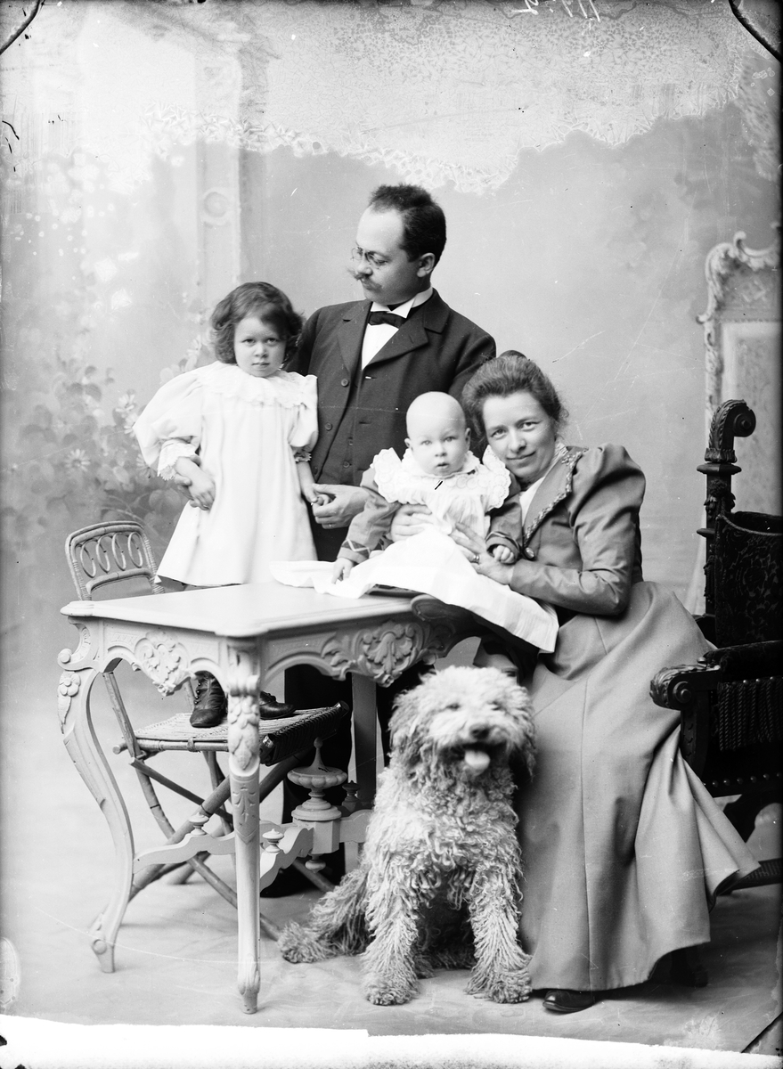 Familjen Bergius med döttrarna Greta och Elsa. "Bergii Tobakshandel". Trologen februari 1894.