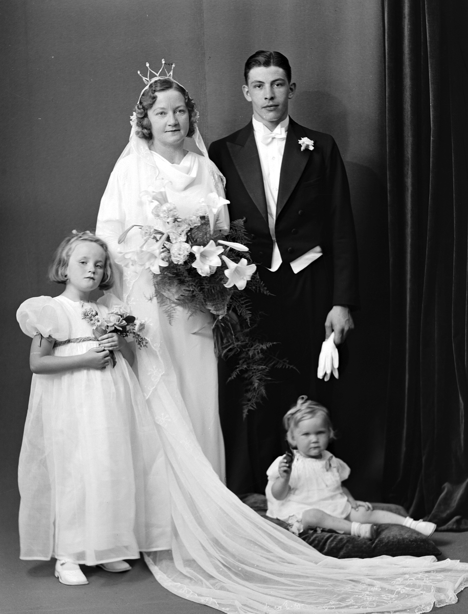 Brudpar Yngve Näsbom och Henriette Hillgren med brudnäbbar. Brudnäbbarna är Anne-Marie och Maud Anander och är systerdöttrar till bruden. Vigseln ägde rum 1935-06-24 i Gävle.