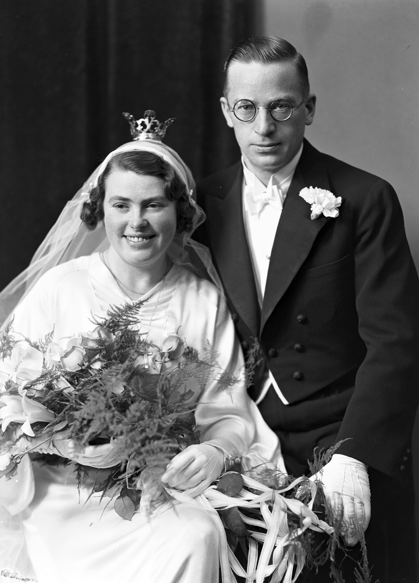 Brudpar Yngve Granbom och Sigrid född Ohlsson. Paret gifte sig i Valbo kyrka 7 december 1935.